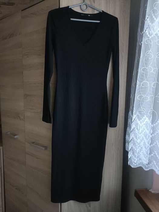Długa czarna prążkowana dopasowana sukienka