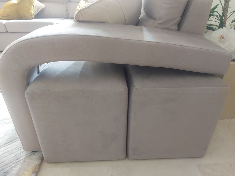 Sofá de canto arredondado com chaise longue e 4 puffs