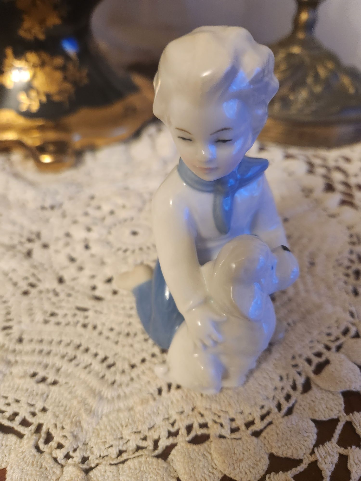 Chłopiec z porcelany