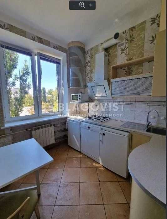 2-кімнатна сталінка 56 м² біля метро | Цегла, високі стелі, ремонт