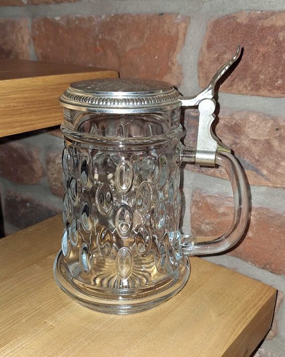 Szklany kufel do piwa z pokrywą