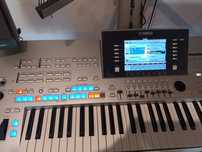 Yamaha Tyros4 z głośnikami