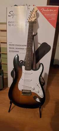 Guitarra + Amplificador Squier Stratocaster
