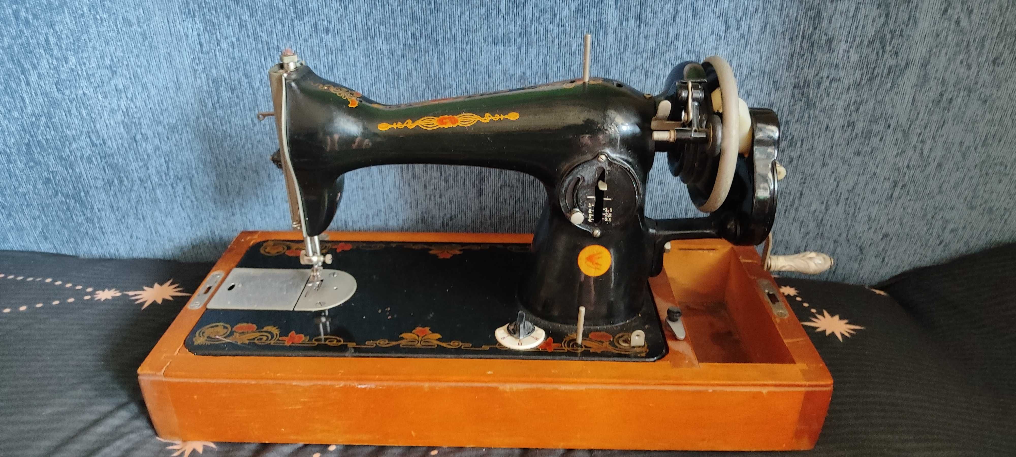 Продам: советскую швейную машинку