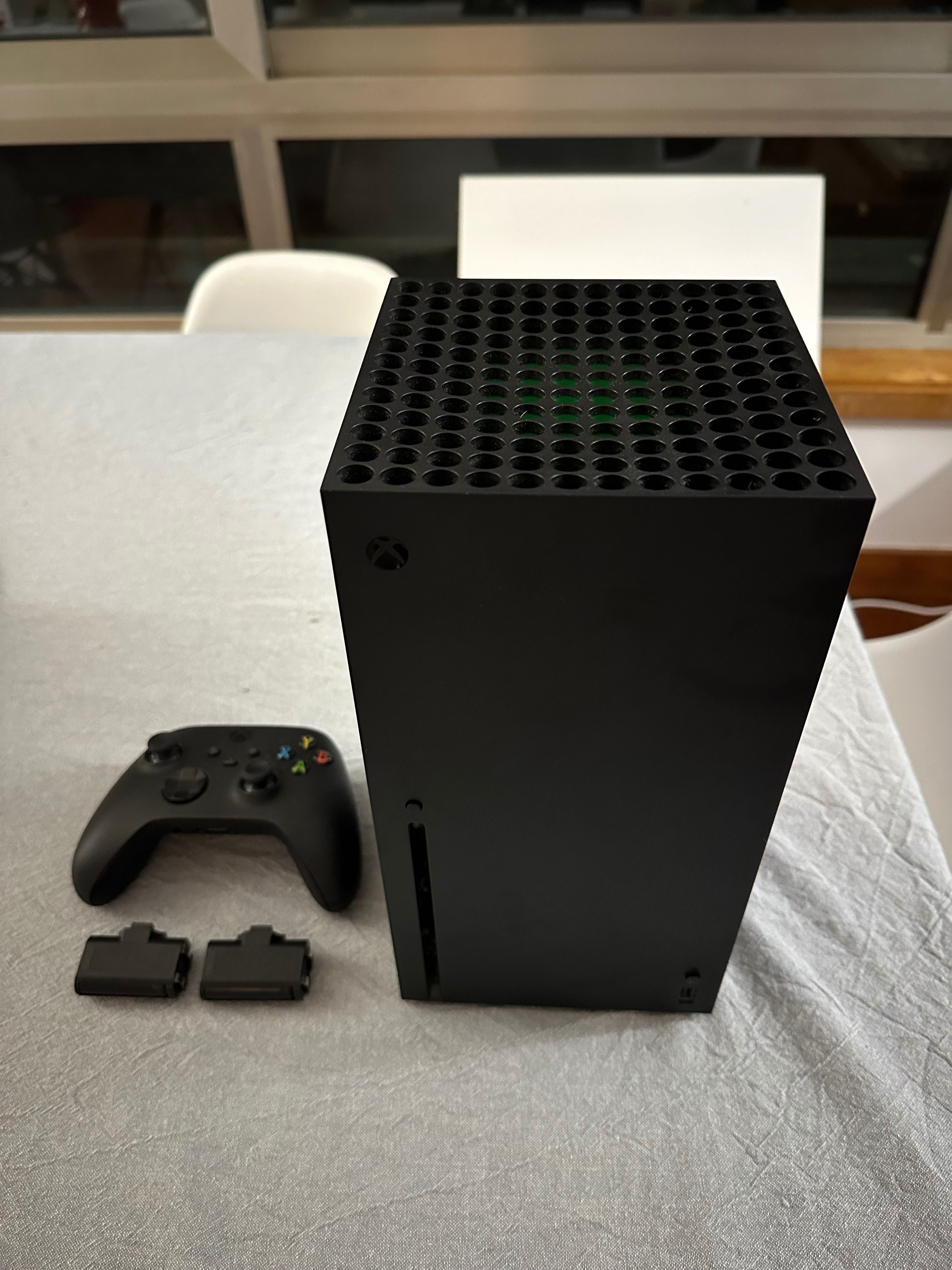 Vendo Xbox Series X, 1 TB, com comando e baterias