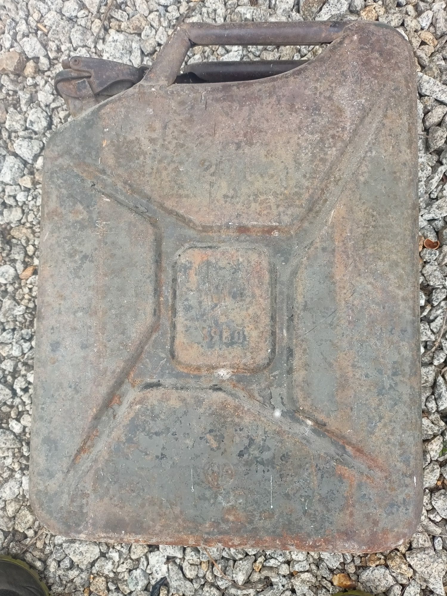 Karnister metalowy.
