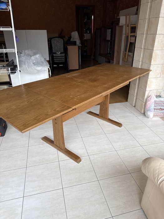 Розкладний деревянний стіл.