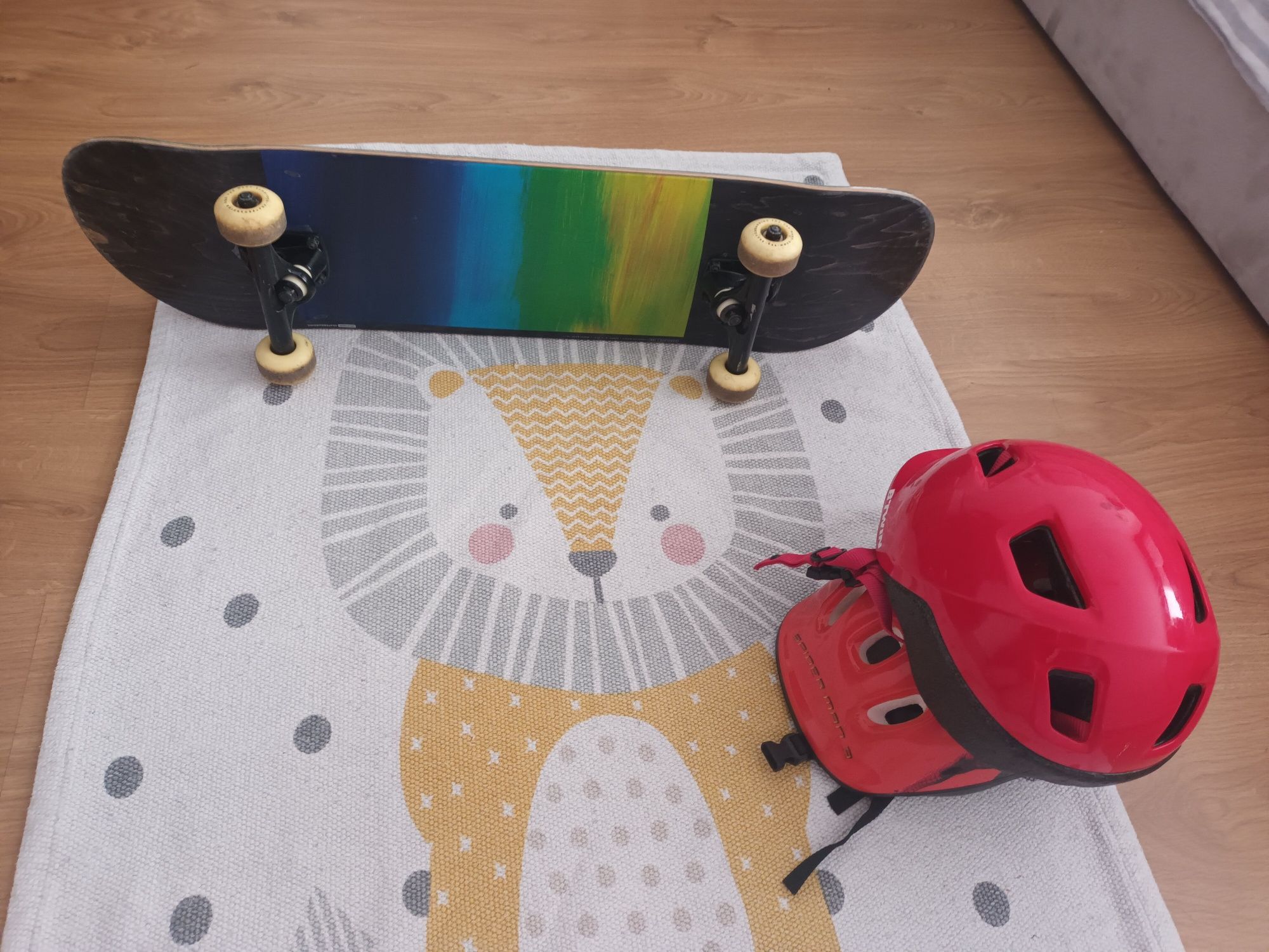 Skate e capacete