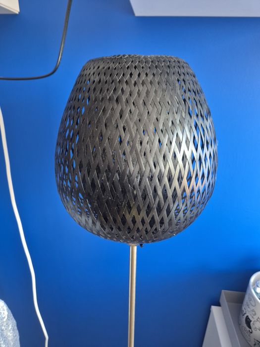 Lampa stojąca. Czarna, pleciona