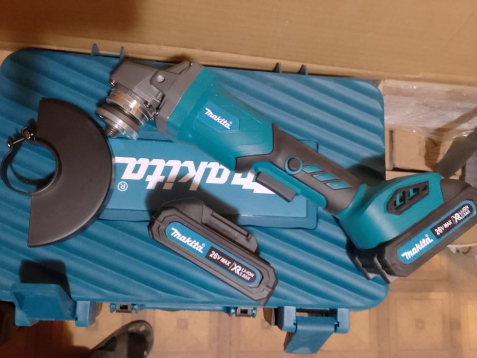 Акумуляторні болгарка, шуруповерт у кейсі, виробник Makita