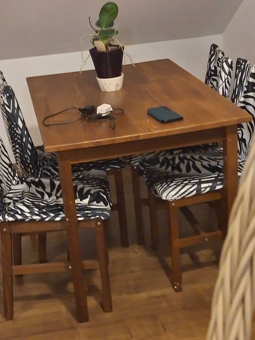 Stol w kolorze braz plus 4 krzesla