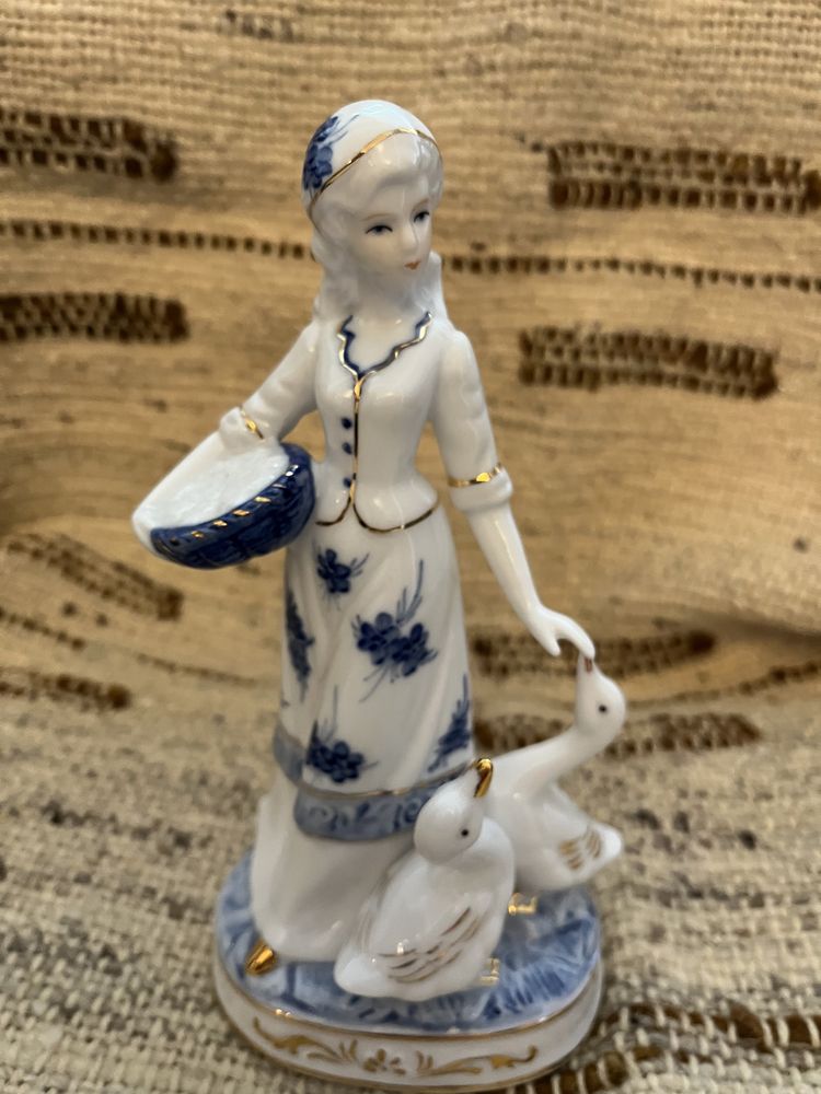 Figurka porcelanowa  dziewczynka z gąskami