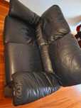 Sofa em pele azul escuro