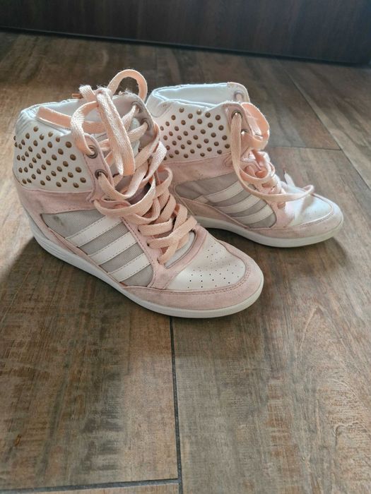 Adidasy na koturnie
