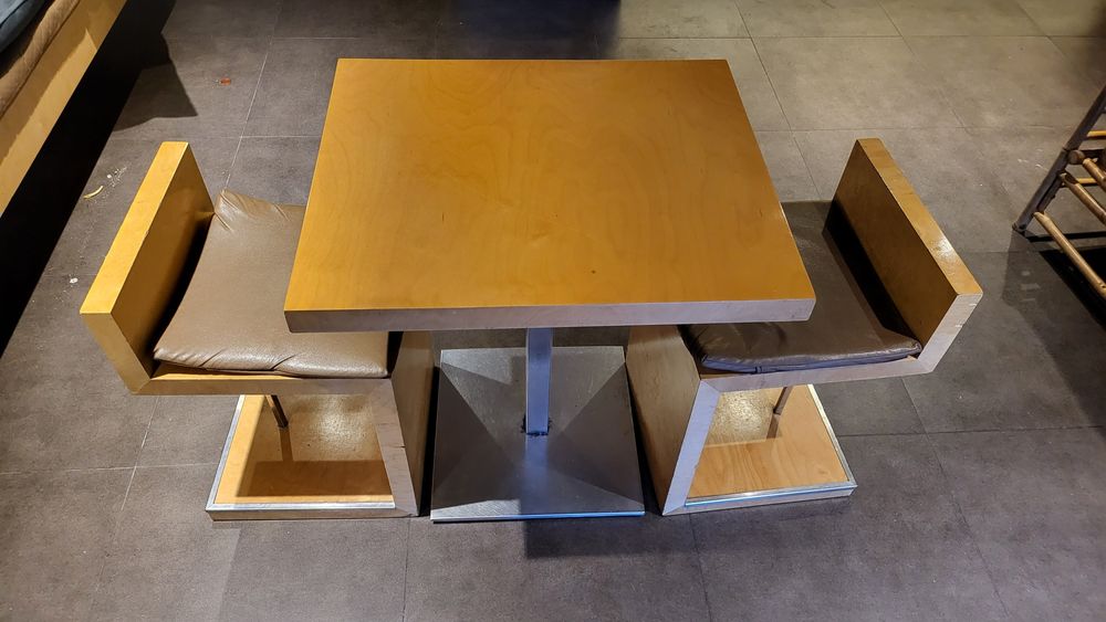 Conjunto de mesas e cadeiras para restaurante