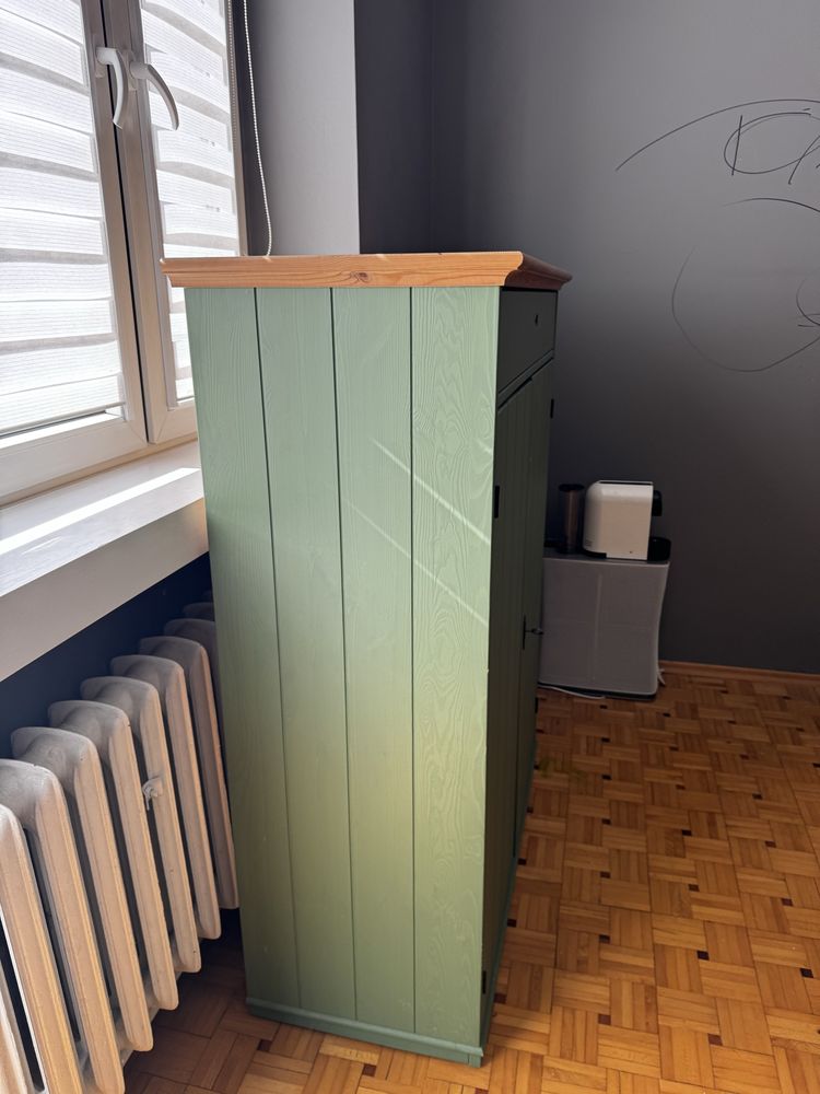 Pojemna szafa rustykalna zielona