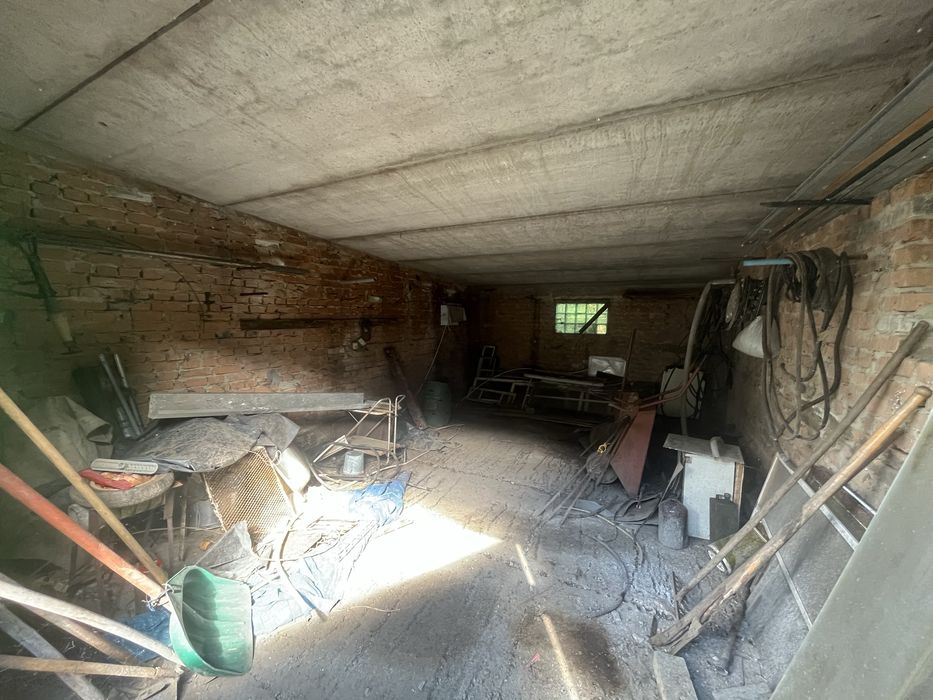 Продаж житлового будинку з великою ділянкою у центрі Куликова!