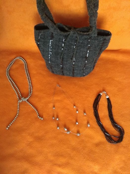 Bolsa de mão em malha com lantejoulas cinzenta e pequena bolsa em palh