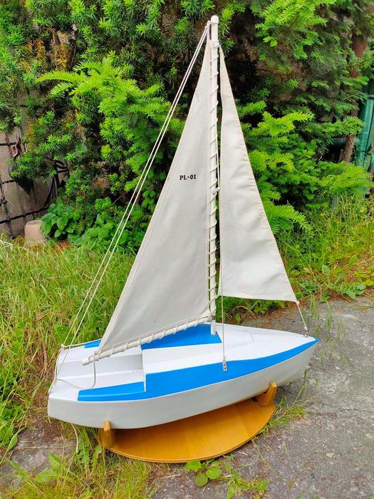 Kolekcjonerski efektowny model żaglówki MAK 770 z okresu PRL.