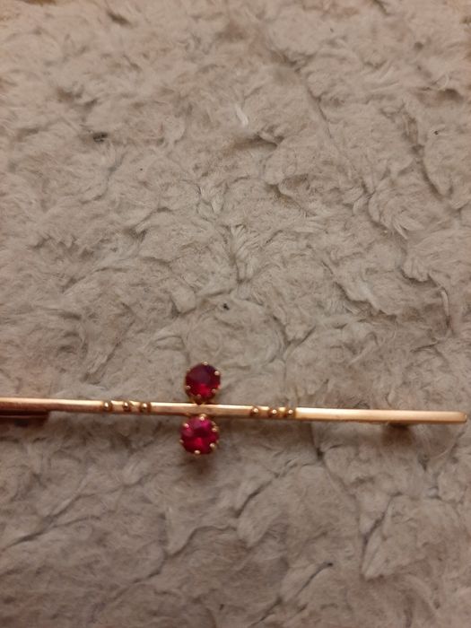 Złota broszka z rubinami
