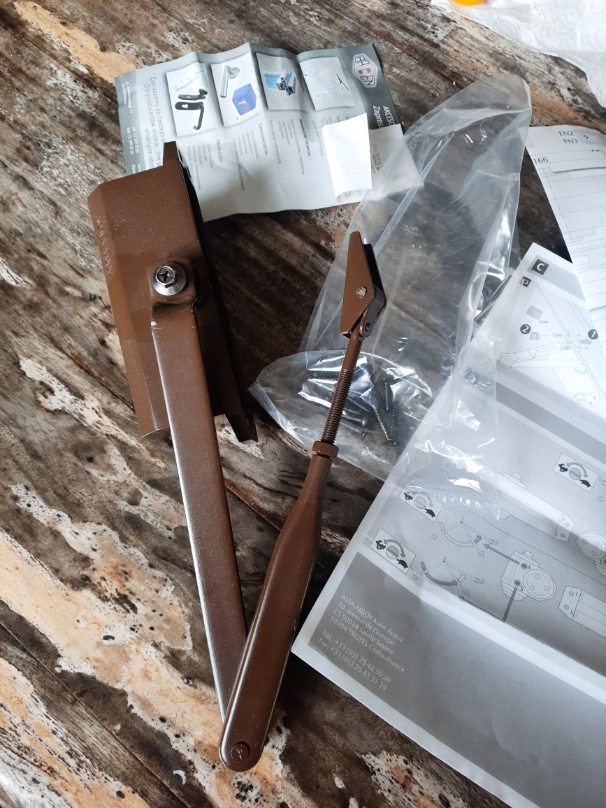 Samozamykacz Assa Abloy brązowy
