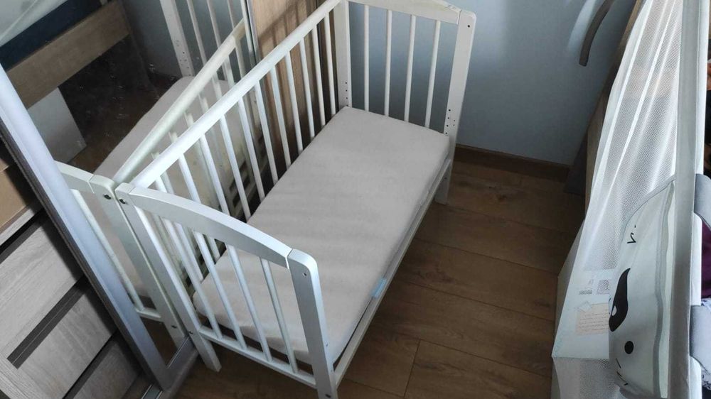 Łóżeczko dostawne do łóżka z ruchomą barierką.