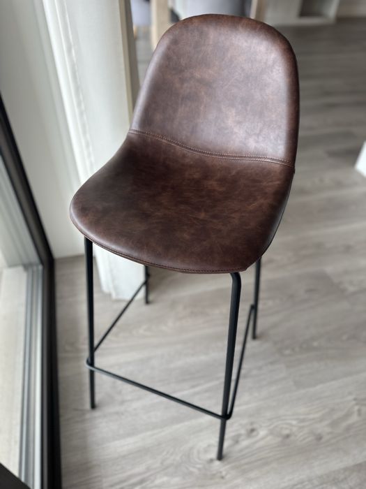 Cadeiras altas em pele castanha