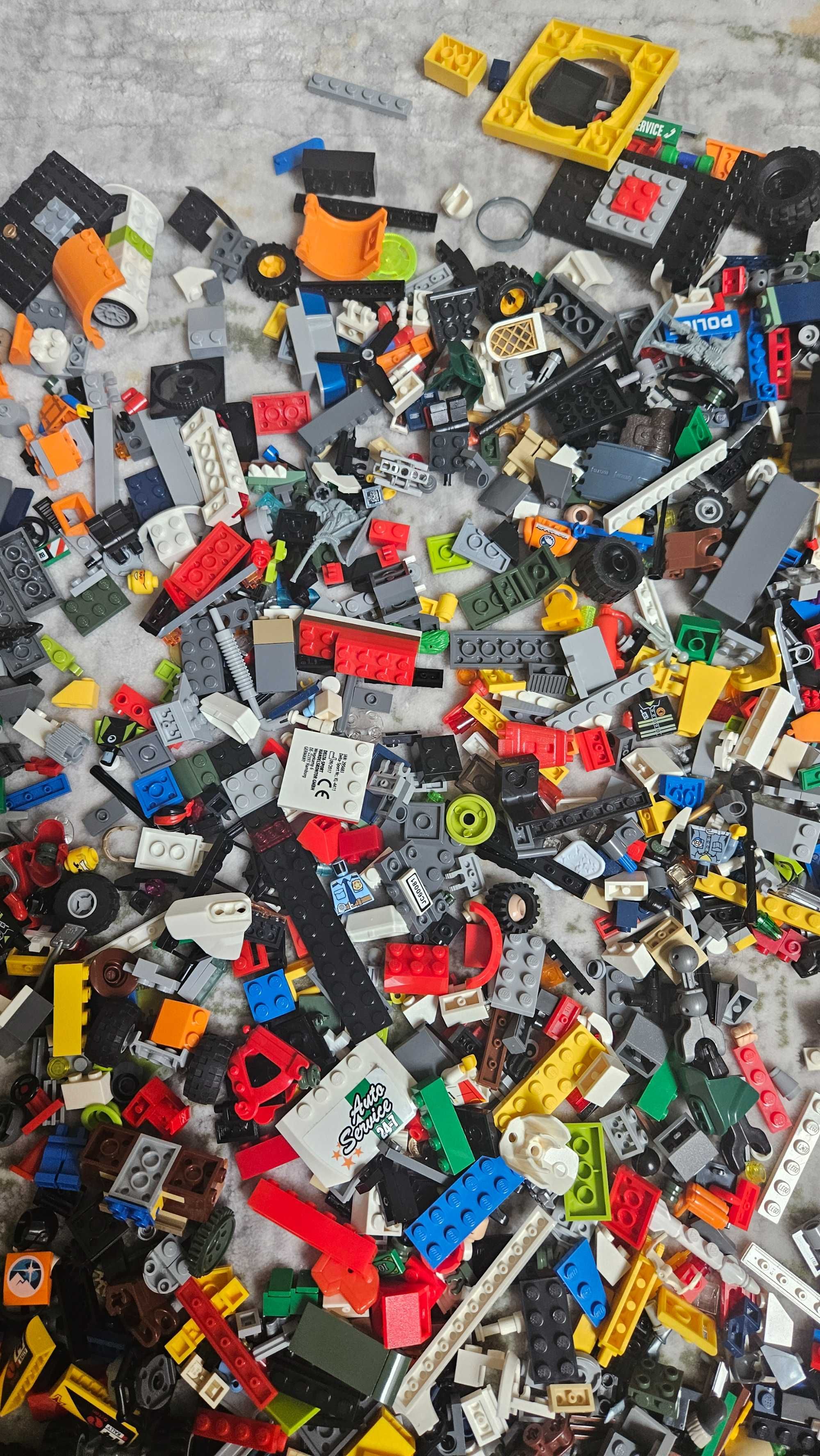 Klocki LEGO w duzej glowie LEGO + dwa samochody