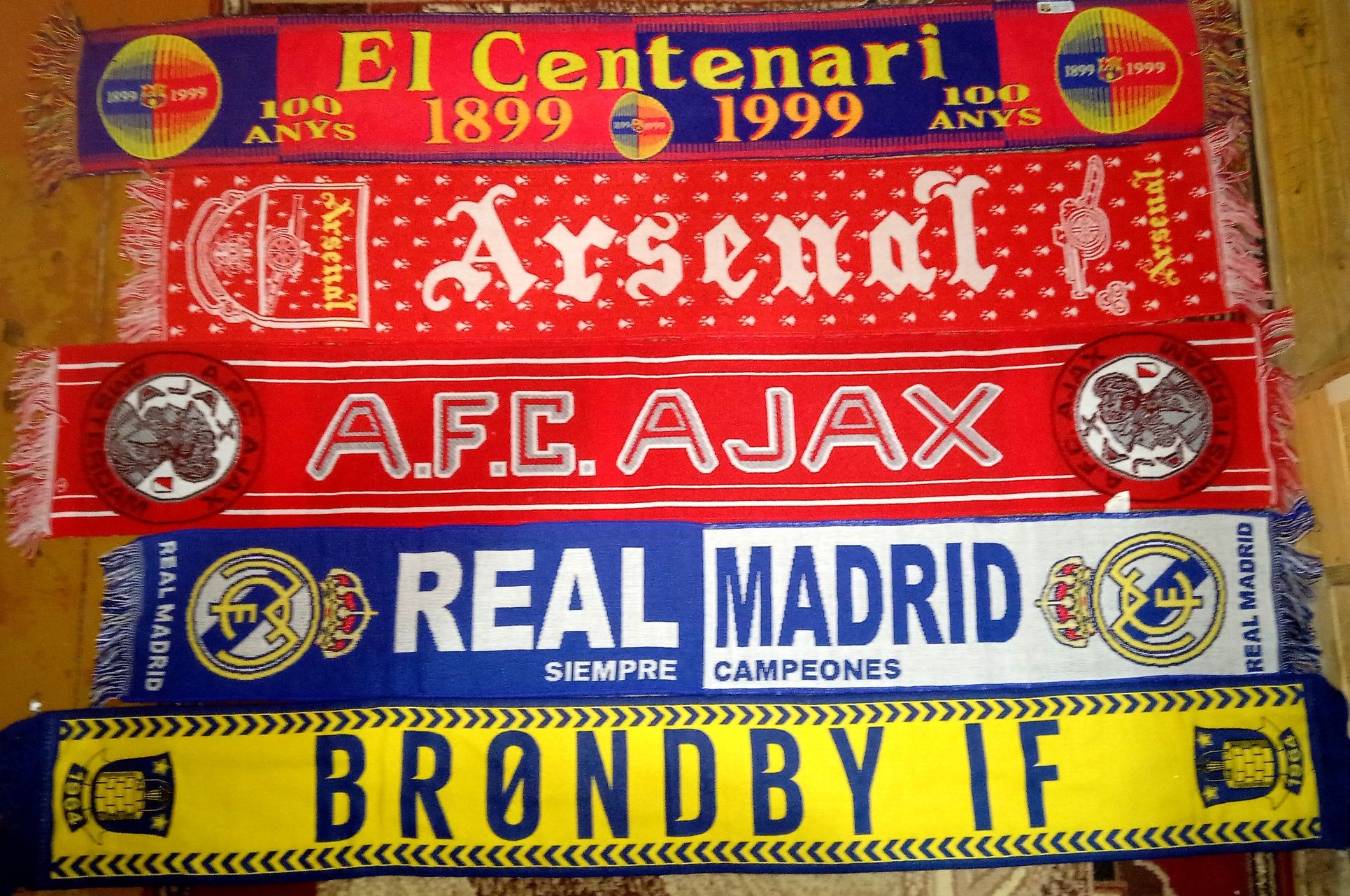 колекцию шарфов футбольных клубов