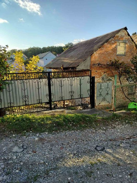 Будинок з земельною ділянкою