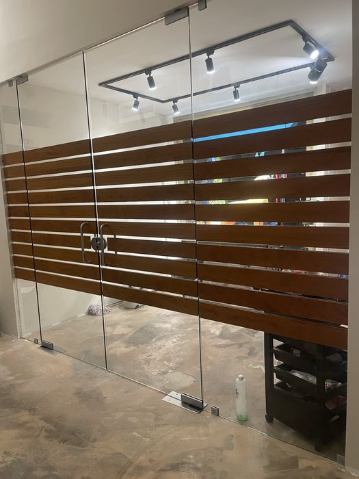 2 Portas vidro + 2 paineis fixos