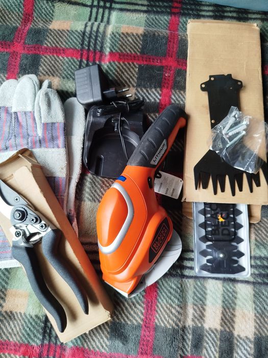 Кущоріз-ножиці акумуляторні BLACK+DECKER GSL700KIT