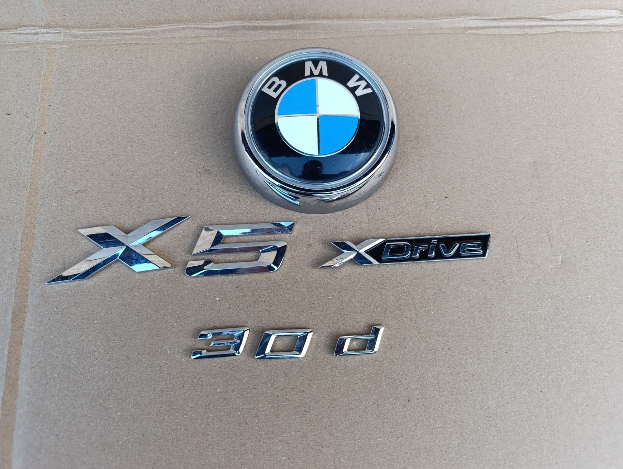 BMW X5 3.0DnX3 F25 emblematy emblemat napis znaczek logo