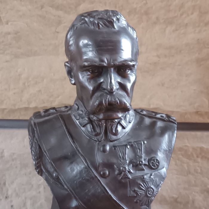 Józef Piłsudski popiersie na cokole 27 cm