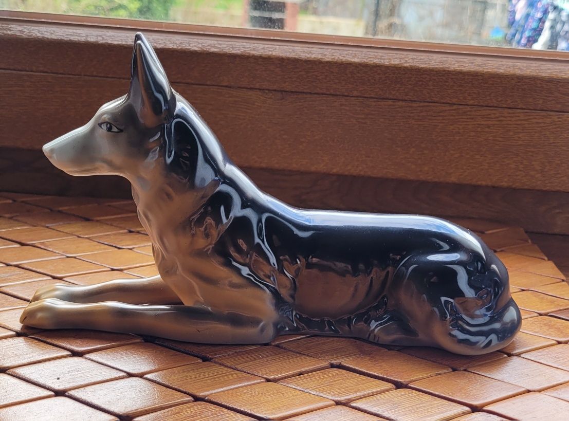 Owczarek niemiecki figurka z sygnaturą
