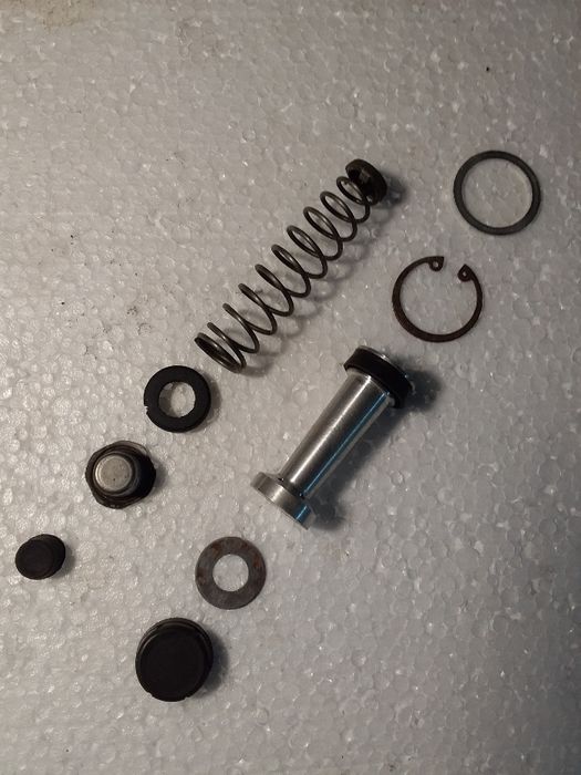 Продам  главный и рабочий тормозные цилиндры Москвич-402,407 и помпу.