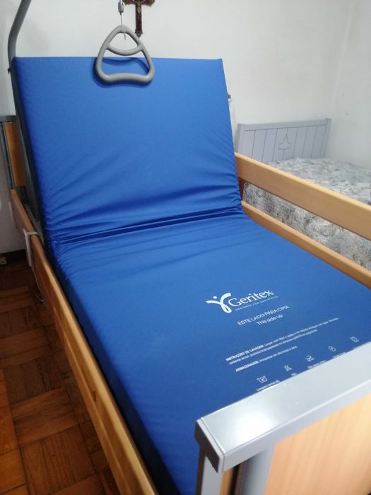 Cama elevatória elétrica Invacare e colchão antiescara. Menos 6 meses