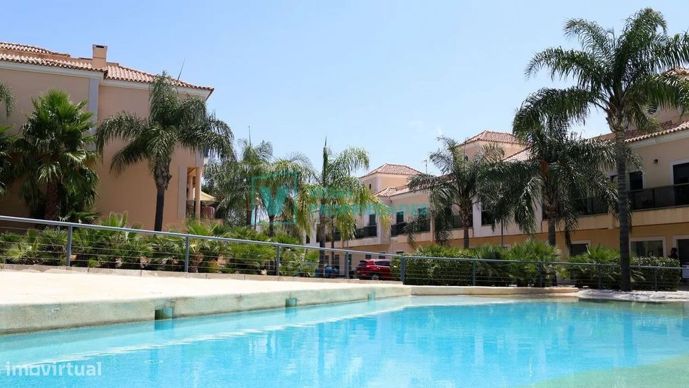 Apartamento T2 com garagem em box e piscina