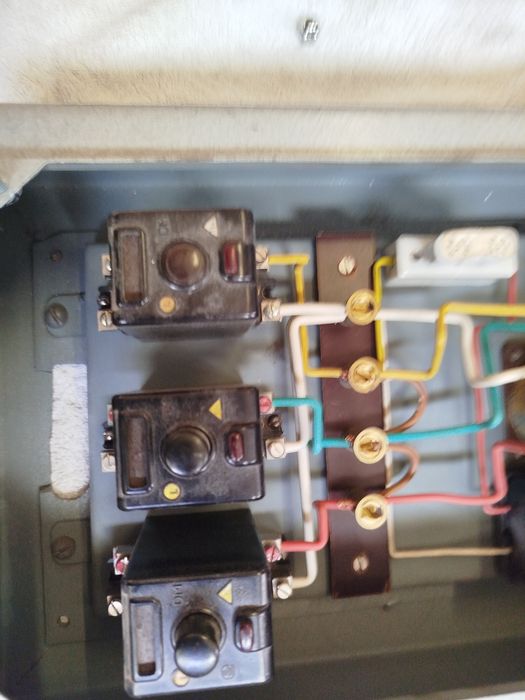 Quadro elétrico antigo completo com três disjuntores e um diferencial