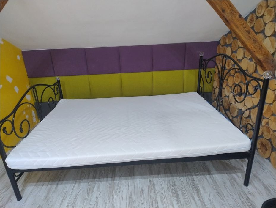 Łóżko stalowe ze stelażem i materacem