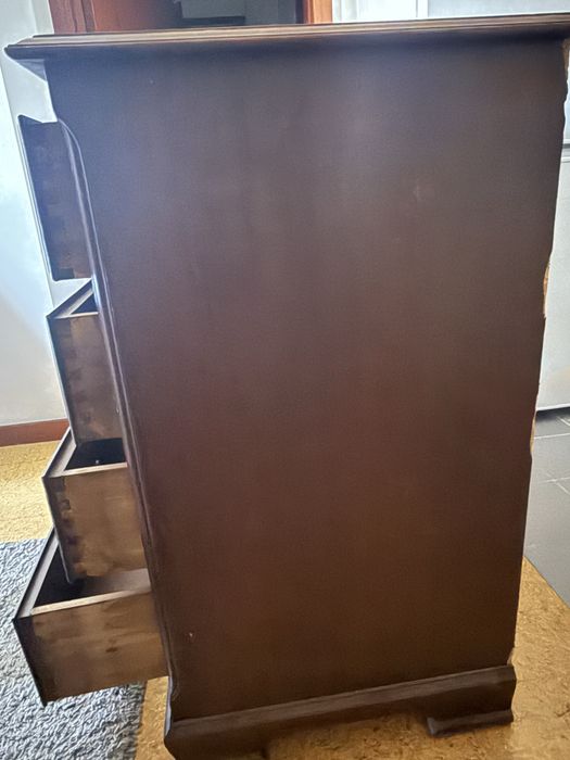 Cómoda em madeira 4 gavetas