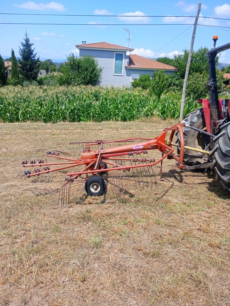 Juntador de feno Kuhn GA 300 GM