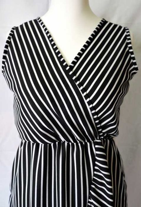 Sukienka w pasy z falbanką czarna