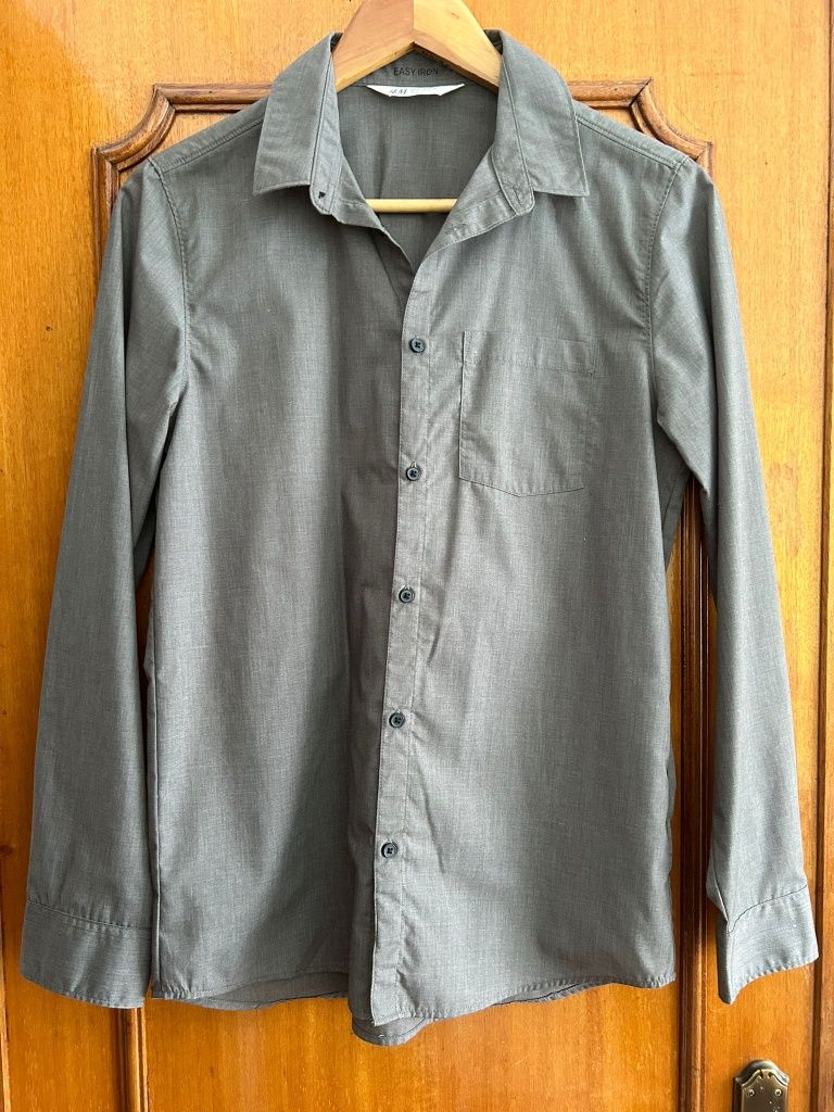 Camisa cinzenta escura