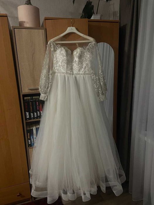 Весільне плаття, шубка та кольца