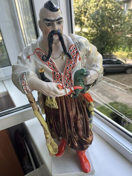 Фарфорова Статуетка