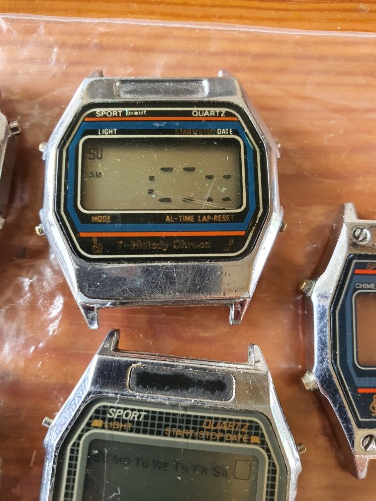 Zegarki elektroniczne z melodyjkami.