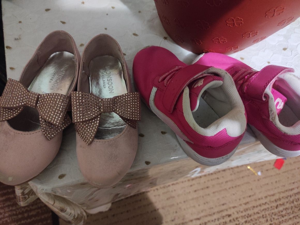 туфельки і кросівки для дівчинки25розмір