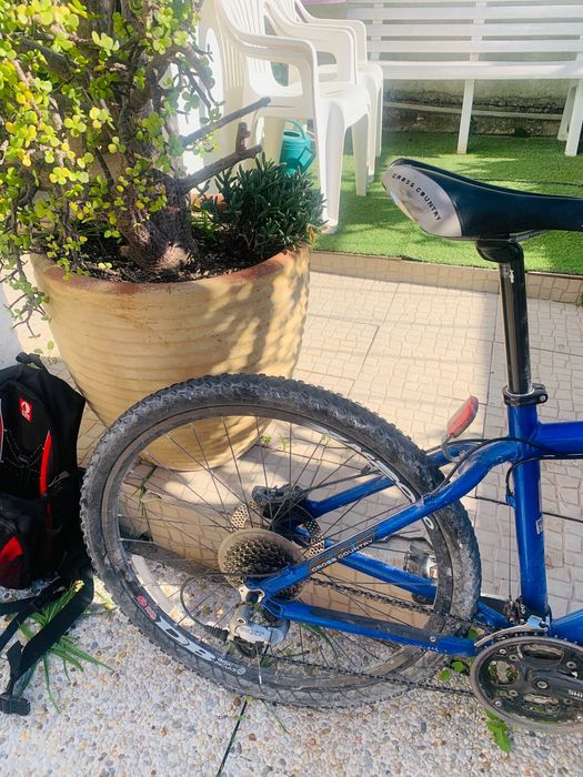 Bicicleta Giant 860 em bom estado, leve e com 28 mudancas.