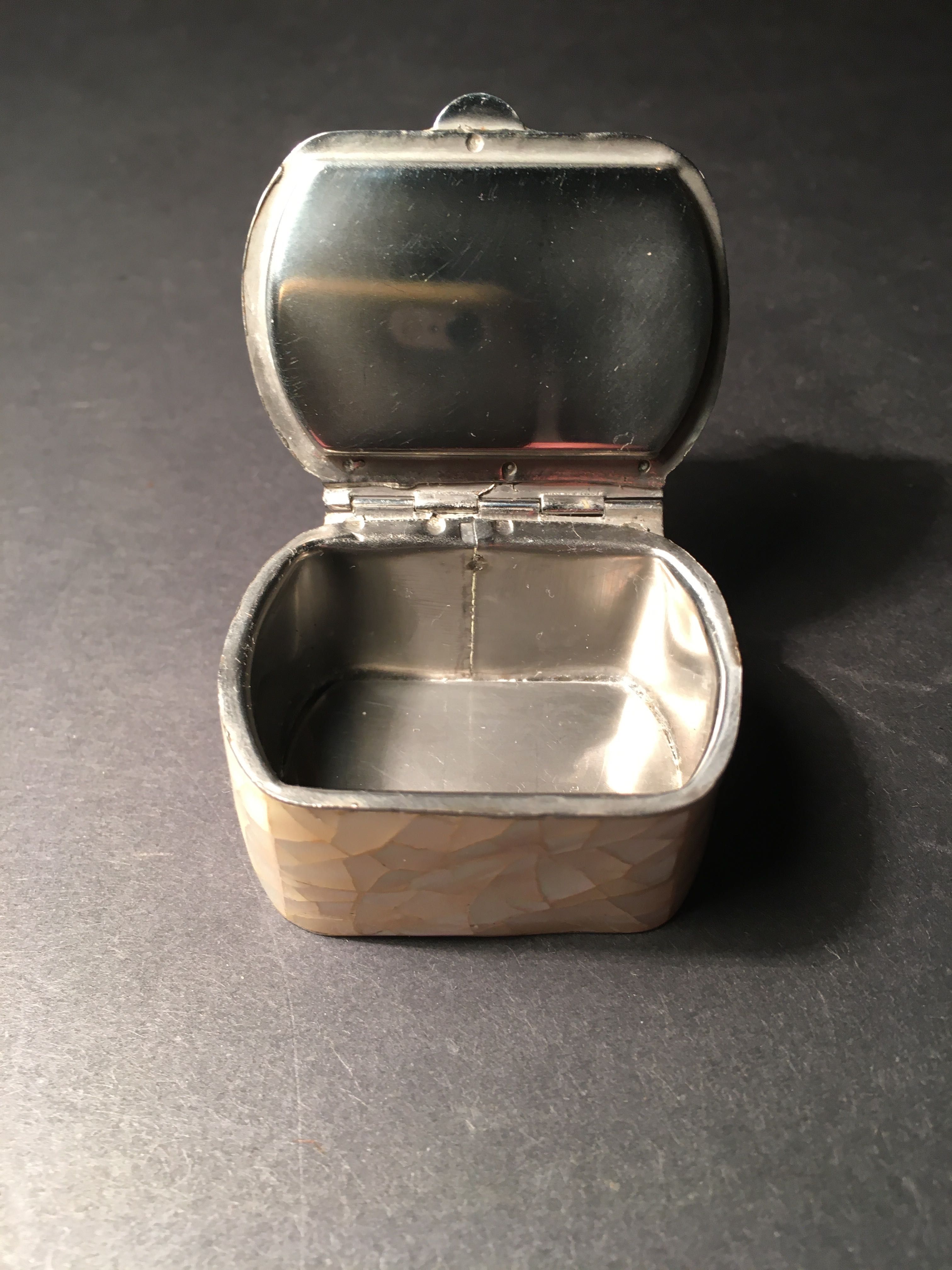 MADREPÉROLA - caixa antiga de metal forrada - 4,5 x 3 x 2,5 cm/s